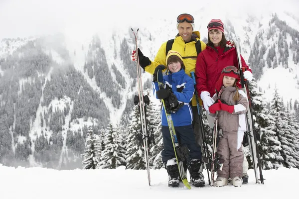 Familie op skivakantie in Bergen — Stockfoto