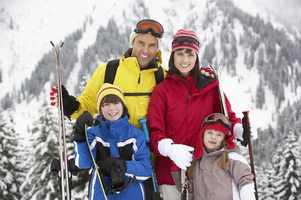 在山中滑雪度假家庭 — 图库照片