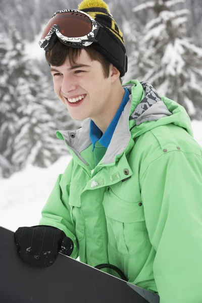 山でのスキー休暇のスノーボードと 10 代の少年 — ストック写真