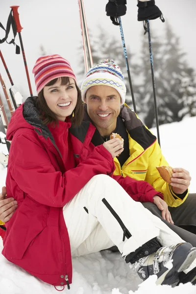 Couple moyen-âge manger Sandwich sur les vacances de ski dans les montagnes — Photo
