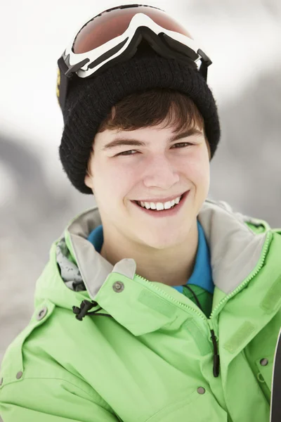 Adolescente ragazzo con snowboard in vacanza sugli sci in montagna — Foto Stock