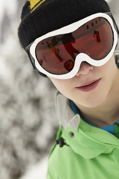 Kayak giyen genç çocuk Kayak Tatil dağlarda gözlükler. — Stok fotoğraf