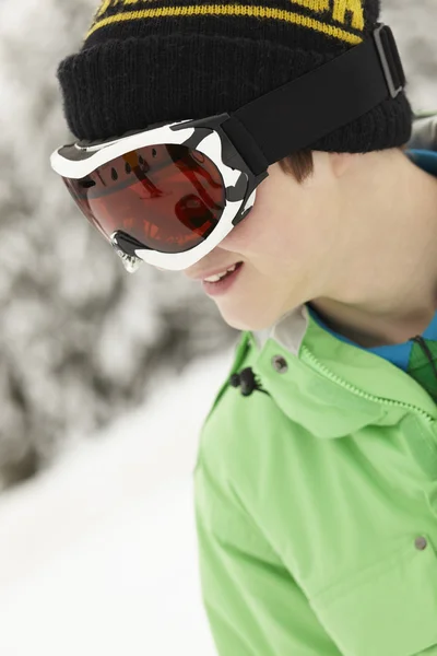 十几岁的男孩穿滑雪风镜滑雪度假在山中 — 图库照片