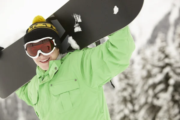 Menino adolescente com snowboard em férias de esqui em montanhas — Fotografia de Stock