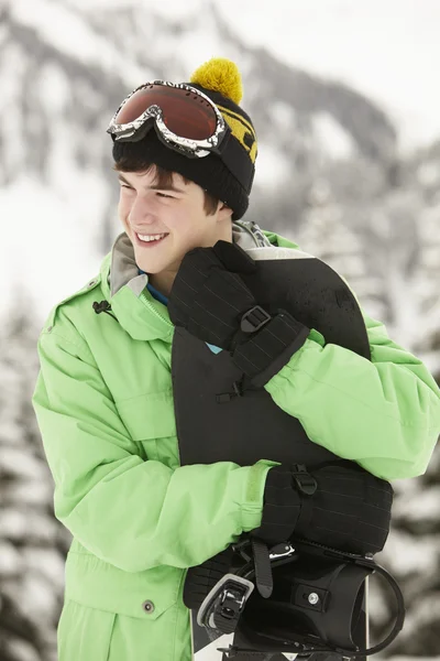 十几岁的男孩在山中滑雪度假滑雪 — 图库照片