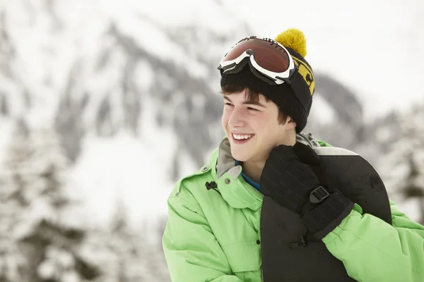 Dospívající chlapec s snowboardu na lyžařské dovolené v horách — Stock fotografie