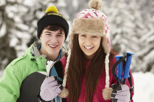 Dos adolescentes en vacaciones de esquí en las montañas — Foto de Stock