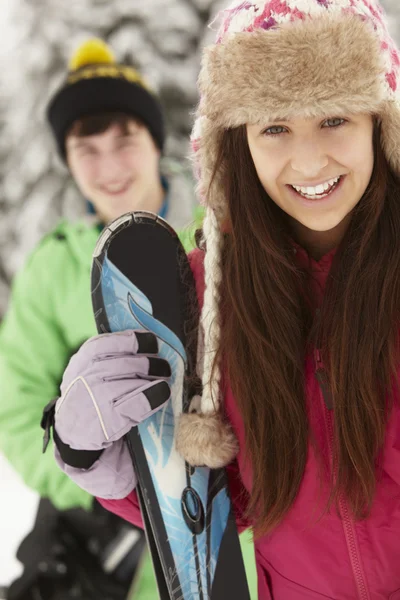 Två tonåringar på skidsemester i bergen — Stockfoto