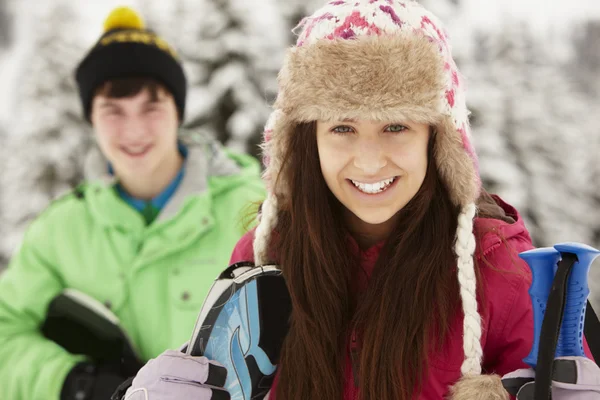 山でのスキー休暇の二十代の若者 — ストック写真