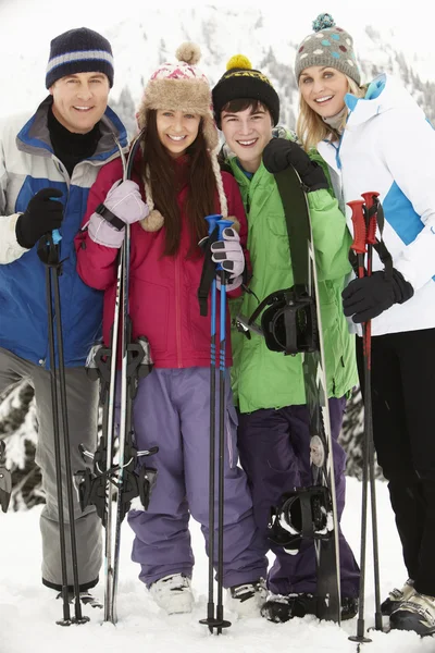 Rodziny na narty w góry — Zdjęcie stockowe