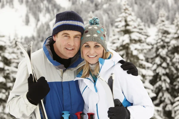 中年夫妇在高山滑雪度假 — 图库照片