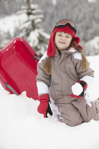 年轻女孩在麦积山滑雪度假与雪橇雪中玩 — 图库照片