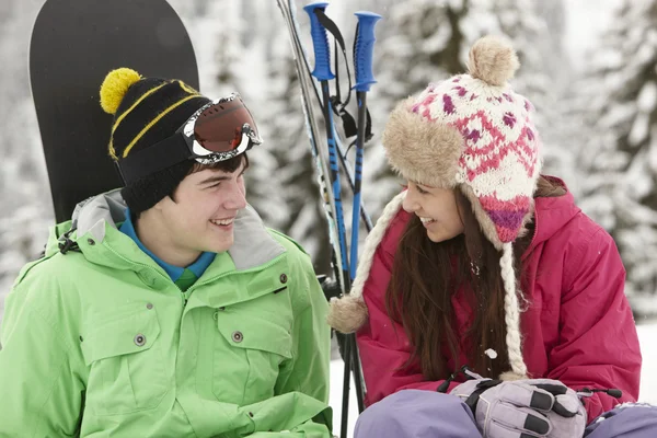 Twee tieners op skivakantie in Bergen — Stockfoto