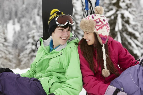 Два подростка на лыжном отдыхе в горах — стоковое фото