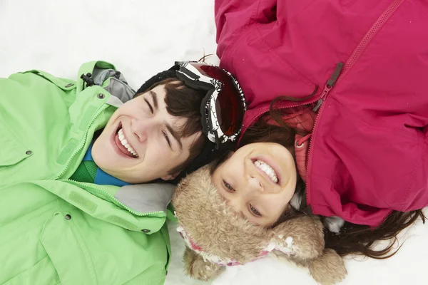 Vista aerea di due adolescenti in vacanza sugli sci in montagna — Foto Stock