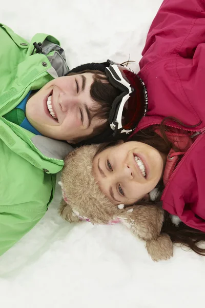 Ogólny widok dwóch nastolatków na narty w góry — Zdjęcie stockowe