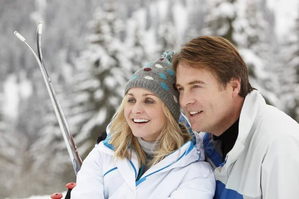 Casal de meia-idade em férias de esqui em montanhas — Fotografia de Stock