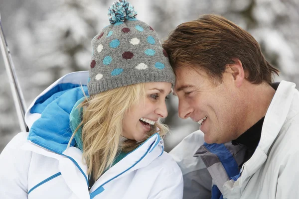 中年夫妇在高山滑雪度假 — 图库照片