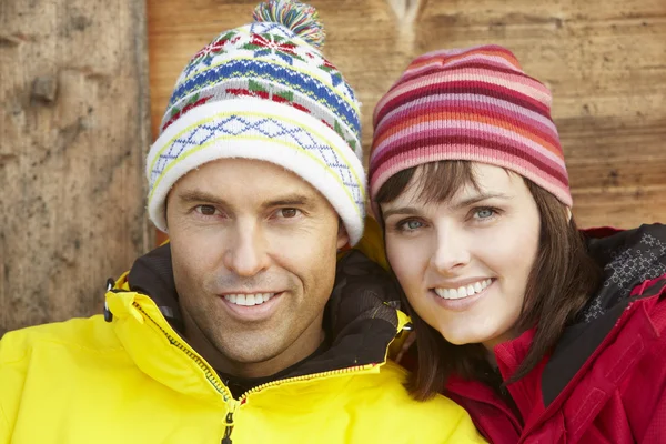 Mellersta åldern par klädda för kallt väder — Stockfoto