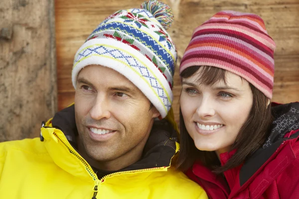 Mellersta åldern par klädda för kallt väder — Stockfoto