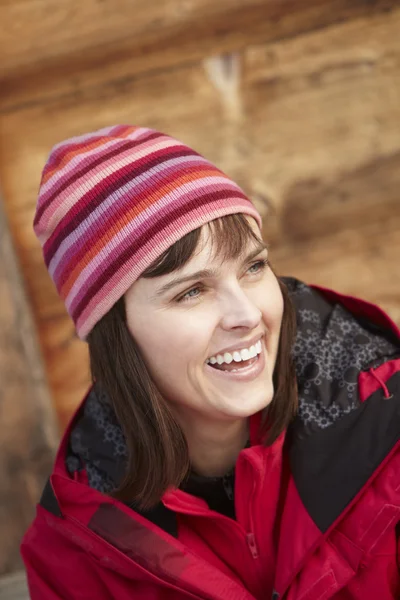 Midden leeftijd vrouw gekleed voor koud weer — Stockfoto