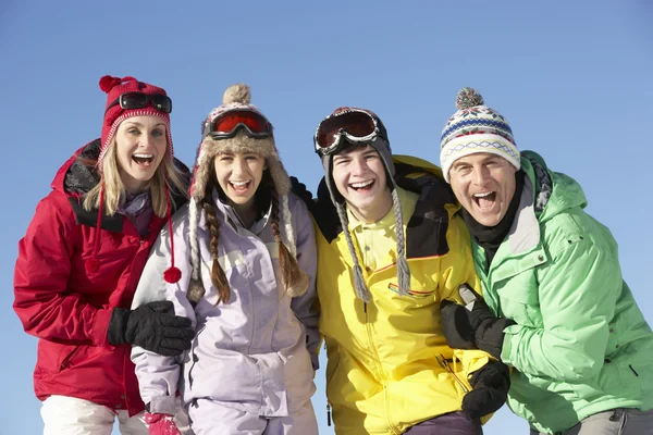 山のスキー休日に 10 代の家族 — ストック写真