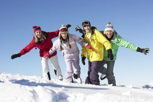 Εφηβική οικογένεια για διακοπές σκι στα βουνά — Φωτογραφία Αρχείου