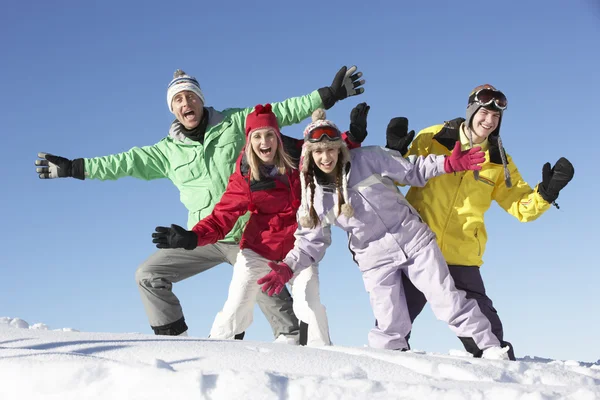 Teenage familie op skivakantie in Bergen — Stockfoto