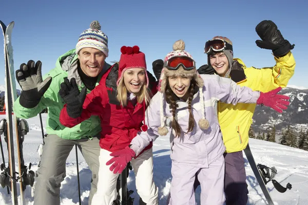 Dağlarda Teenage aile Kayak tatil — Stok fotoğraf
