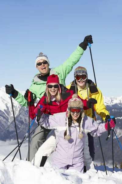 Famille Adolescent En Vacances De Ski Dans Les Montagnes — Photo
