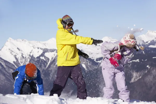 Dospívající rodina po sněhu bojovat v horách — Stock fotografie