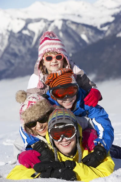 Groep kinderen plezier op skivakantie in Bergen — Stockfoto