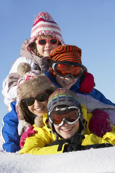 Ομάδα παιδιών διασκεδάζοντας στις διακοπές σκι στα βουνά — Φωτογραφία Αρχείου