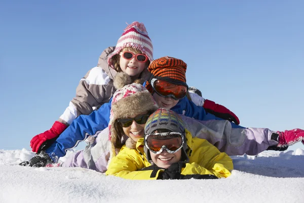Skupina dětí baví o lyžařské dovolené v horách — Stock fotografie
