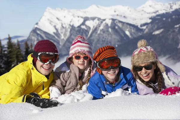 Groep kinderen plezier op skivakantie in Bergen — Stockfoto