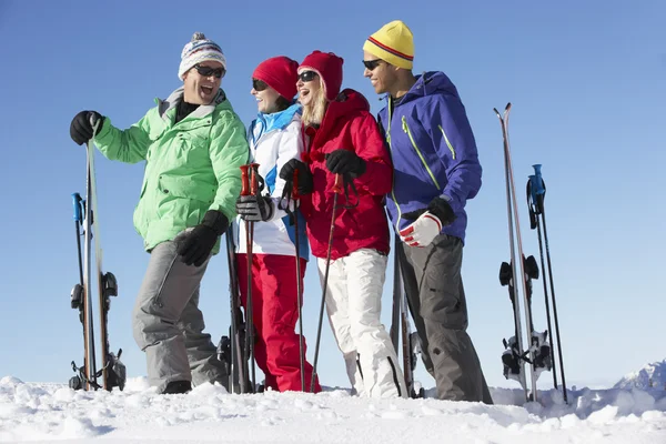 Grupa o średnim wieku pary na narty w góry — Zdjęcie stockowe