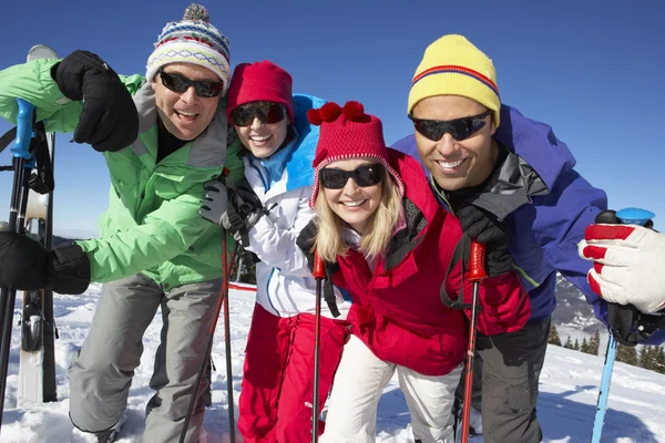 Grupo de casais de meia-idade em férias de esqui em montanhas — Fotografia de Stock