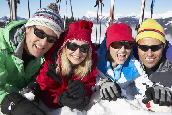 Grupo de parejas de mediana edad en vacaciones de esquí en las montañas — Foto de Stock