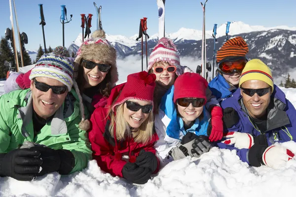 Zwei Familien haben Spaß im Skiurlaub in den Bergen — Stockfoto
