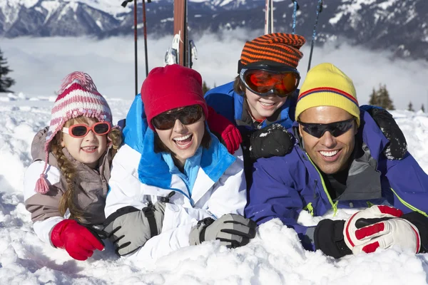 Familia divirtiéndose en vacaciones de esquí en las montañas — Foto de Stock