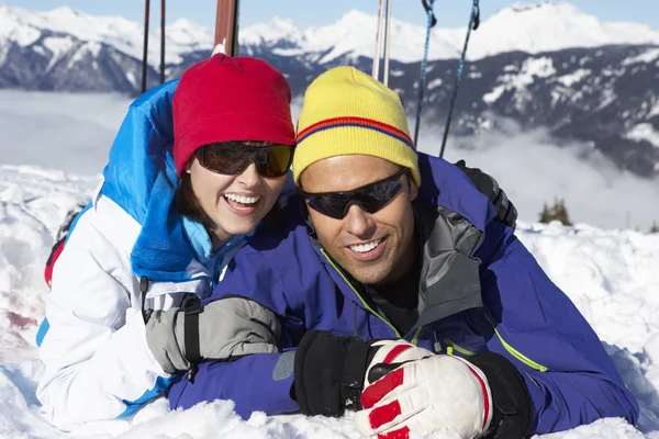 Pareja divirtiéndose en vacaciones de esquí en las montañas — Foto de Stock