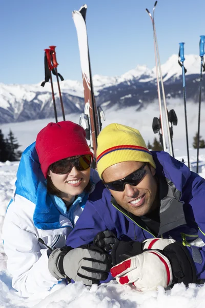 Paar plezier op skivakantie in Bergen — Stockfoto