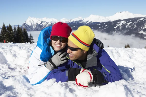 Coppia che si diverte sulla vacanza sugli sci in montagna — Foto Stock