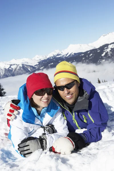 Ζευγάρι διασκεδάζοντας στις διακοπές σκι στα βουνά — Φωτογραφία Αρχείου