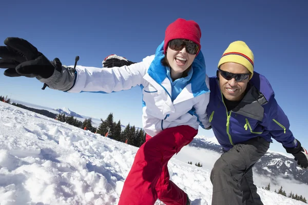 Para zabawy na narty w góry — Zdjęcie stockowe
