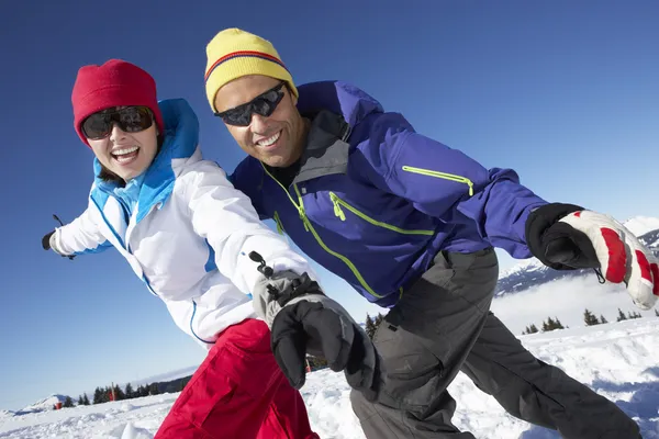 산에서 스키 휴가 재미 몇 — 스톡 사진