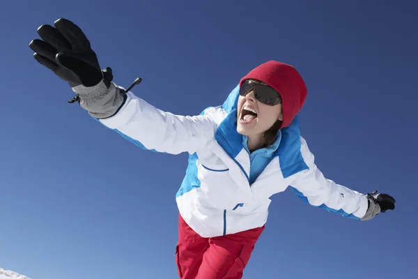 Donna che si diverte sulle vacanze sugli sci in montagna — Foto Stock
