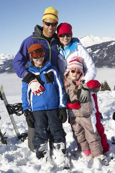 Семья на лыжном отдыхе в горах — стоковое фото