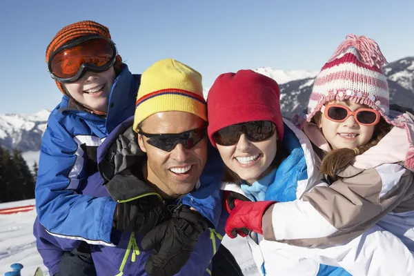 Família se divertindo em férias de esqui em montanhas — Fotografia de Stock