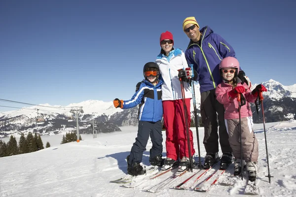 Familjen på skidsemester i bergen — Stockfoto